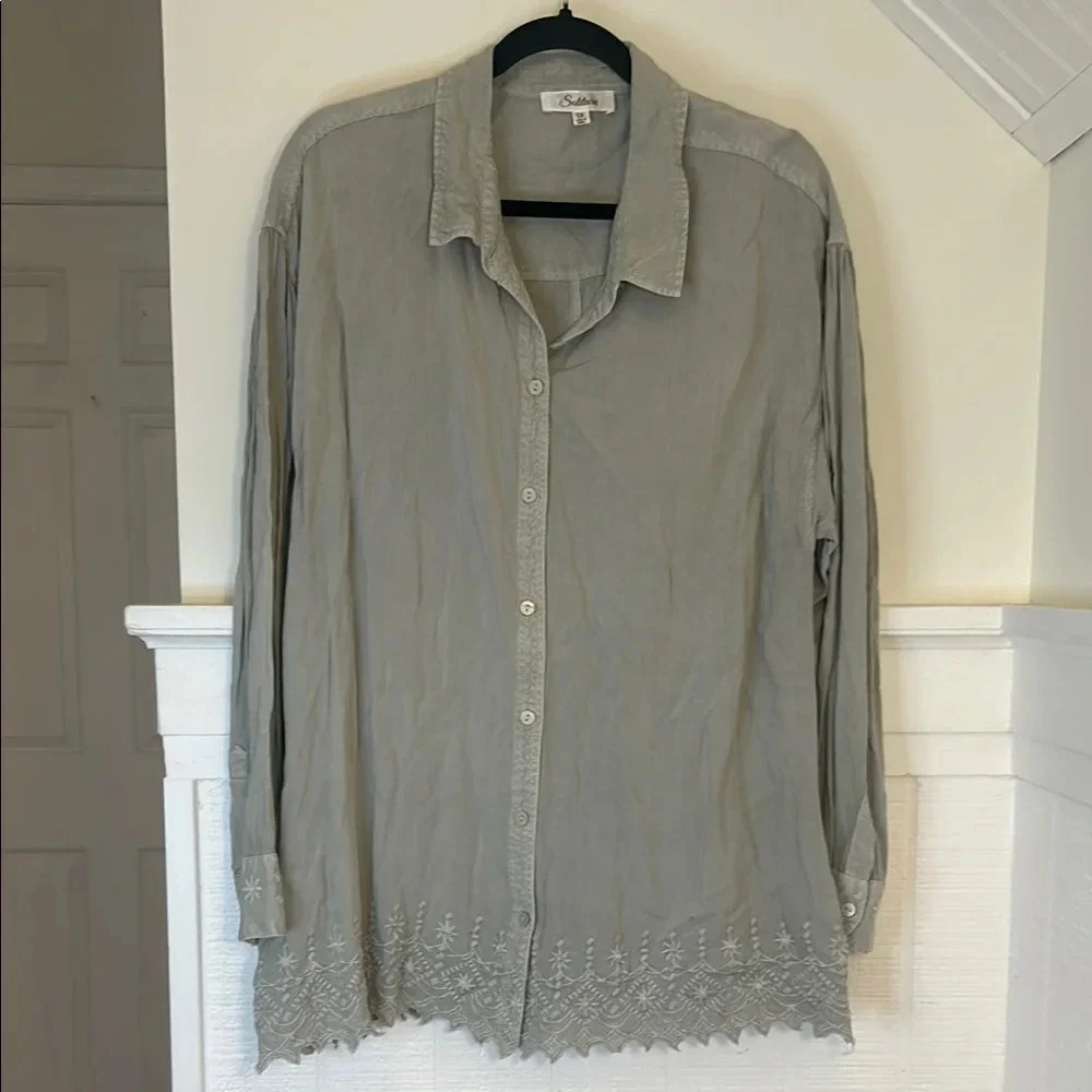 Solitaire Light Gray Green Embroidered Button Up
Blouse size 1X